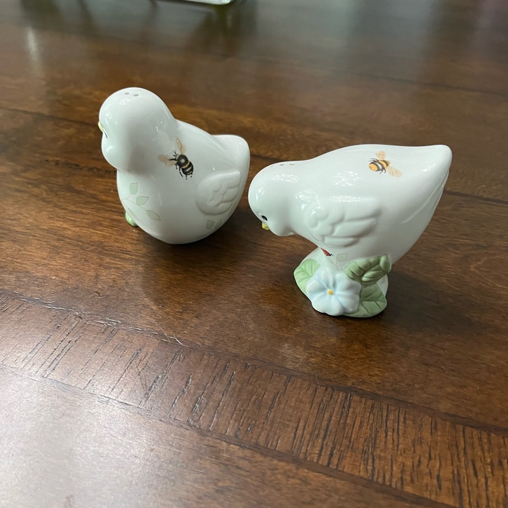 Lenox butterfly meadow chick salt & pepper shakers.